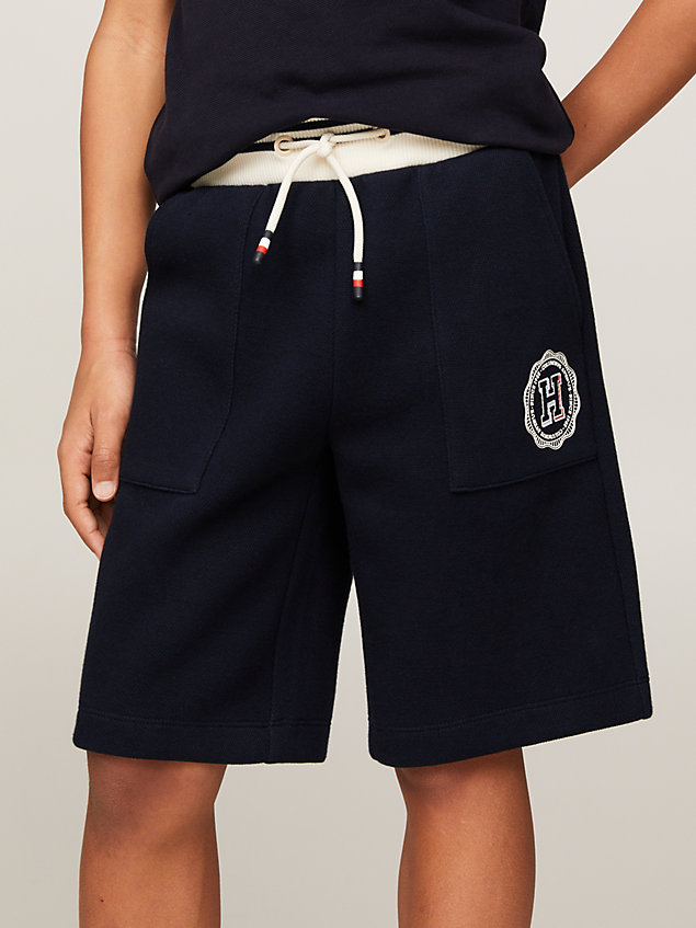 pantalón corto con monotipo hilfiger y logo blue de niños tommy hilfiger