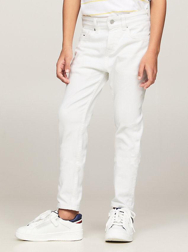 white białe jeansy scanton o wąskim kroju dla chłopcy - tommy hilfiger