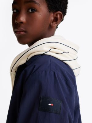 blau coach-jacke mit aufgesticktem logo für jungen - tommy hilfiger