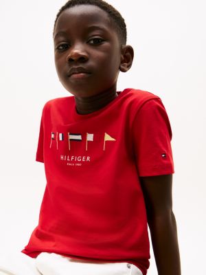 czerwony t-shirt z okrągłym dekoltem i motywem flag dla chłopcy - tommy hilfiger