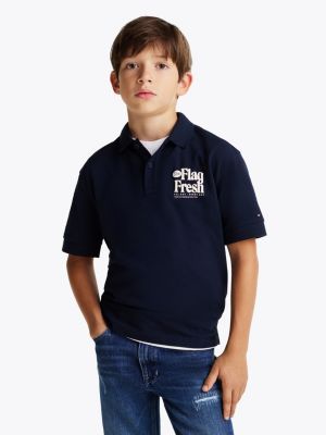 blue regular fit poloshirt mit slogan-print hinten für jungen - tommy hilfiger