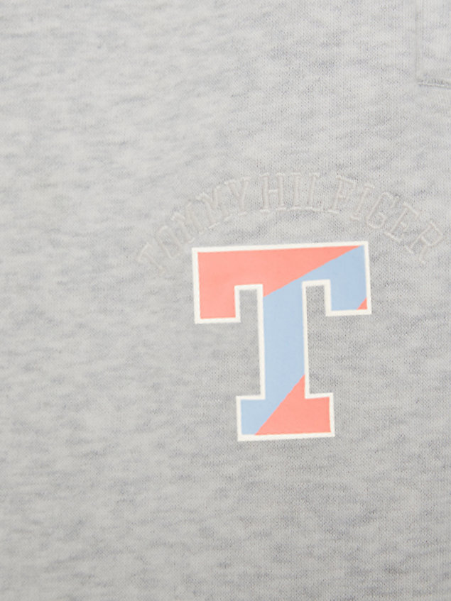 joggers con logo universitario en la pernera grey de nina tommy hilfiger