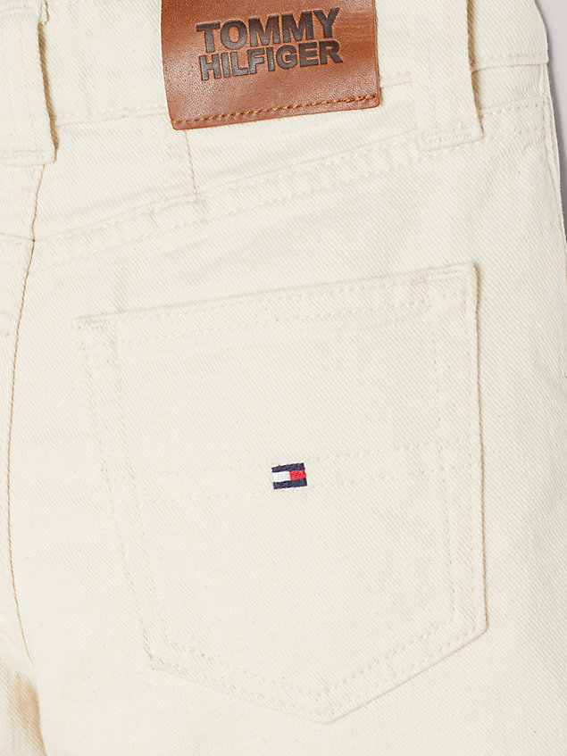 beige weiße girlfriend straight logo-patch-jeans für maedchen - tommy hilfiger
