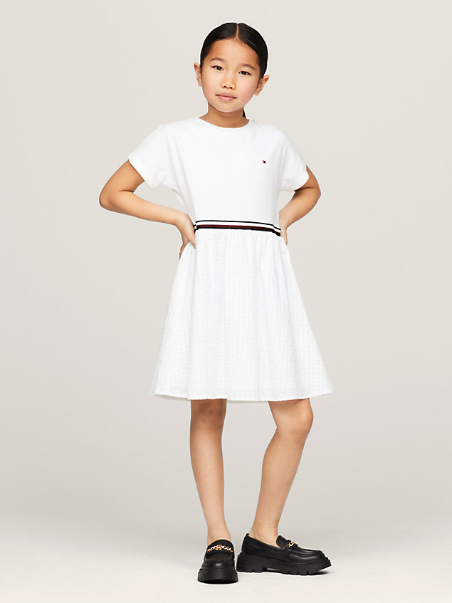 white relaxed fit jurk met signature-tailleband voor meisjes - tommy hilfiger