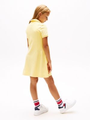 vestido tipo polo plisado amarillo de niñas tommy hilfiger