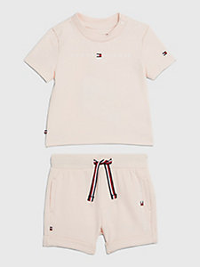 conjunto de camiseta y shorts essential rosa de newborn tommy hilfiger