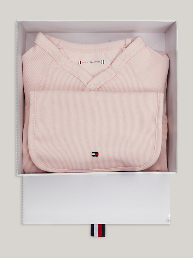 pijama y babero essential en caja de regalo pink de newborn tommy hilfiger