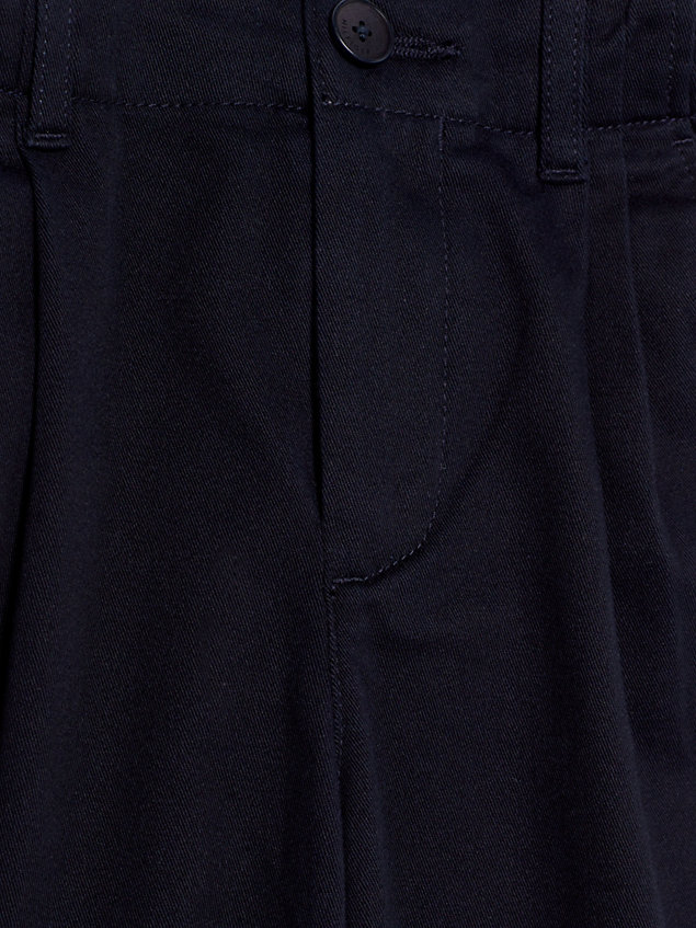 pantalón chino dual gender con pinzas blue de kids unisex tommy hilfiger