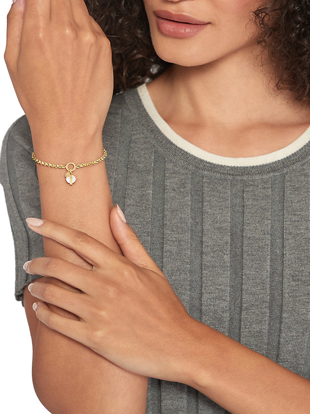 bracelet chaîne à breloques et perle blanche gold pour femmes tommy hilfiger