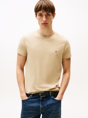 beige t-shirt o wąskim kroju z flagą dla mężczyźni - tommy hilfiger