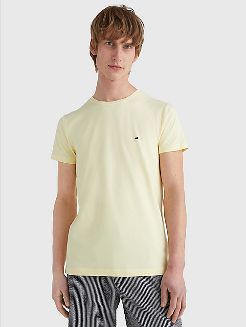 t-shirt slim fit con bandierina ricamata giallo da men tommy hilfiger