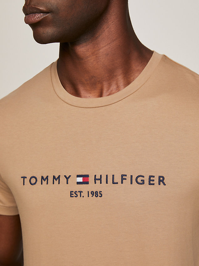 t-shirt ajusté à logo et col ras-du-cou brown pour hommes tommy hilfiger