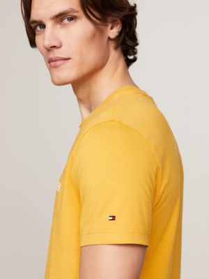 t-shirt ajusté à logo brodé jaune pour hommes tommy hilfiger