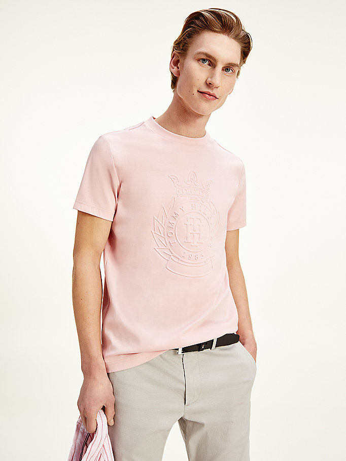 roze t-shirt met luxe logo in reliëf voor heren - tommy hilfiger
