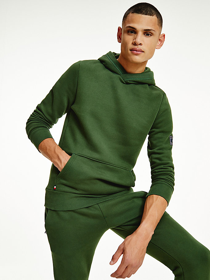grün hoodie aus gepeachtem fleece für men - tommy hilfiger