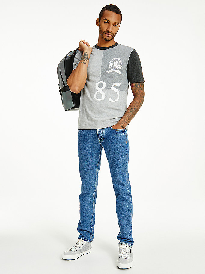 grau icons relaxed fit t-shirt mit wappen für men - tommy hilfiger