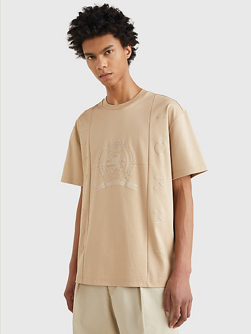 t-shirt con stemma e logo tono su tono beige da men tommy hilfiger