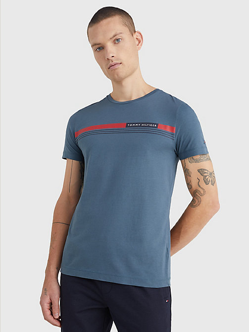 niebieski t-shirt z sygnowaną tasiemką dla mężczyźni - tommy hilfiger