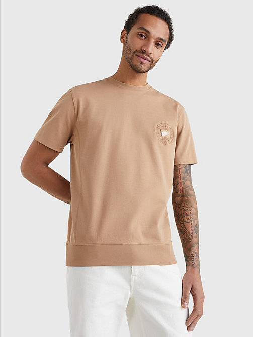 t-shirt con bandierina ondeggiante marrone da men tommy hilfiger