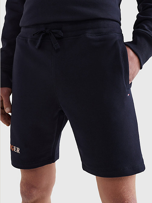 blau shorts mit buntem aufgestickten logo für herren - tommy hilfiger