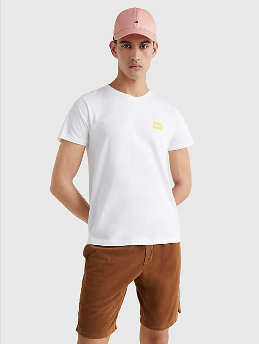 t-shirt in cotone biologico con bandierina bianco da men tommy hilfiger