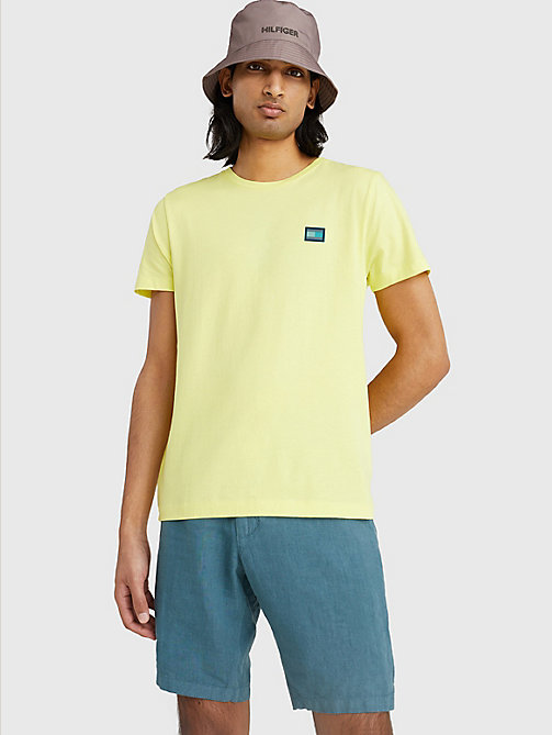 t-shirt en coton bio à drapeau contrasté jaune pour men tommy hilfiger