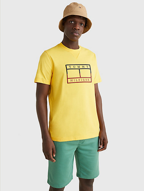 t-shirt à drapeau linéaire brodé jaune pour hommes tommy hilfiger