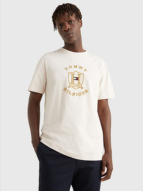 t-shirt icons à logo doré beige pour hommes tommy hilfiger