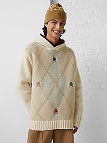 beige argyle-strick-hoodie mit wappen-stickerei für men - tommy hilfiger