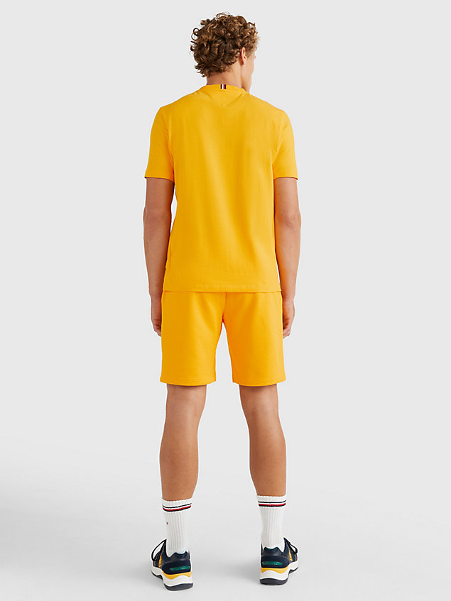 yellow sportowy t-shirt essential z logo dla mężczyźni - tommy hilfiger