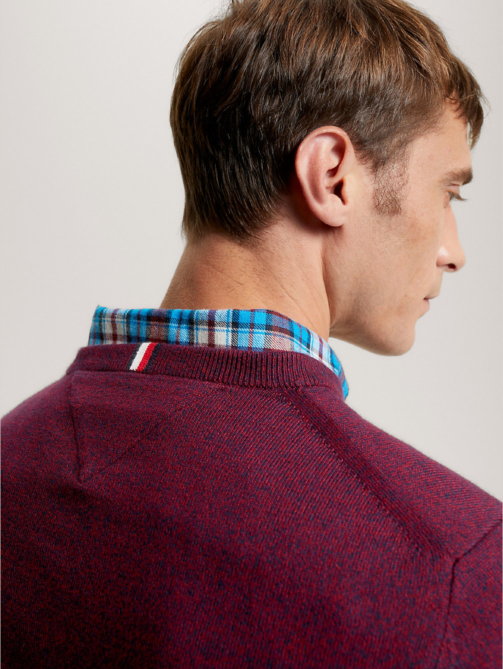 red sweter o regularnym kroju z dekoltem w szpic dla mężczyźni - tommy hilfiger