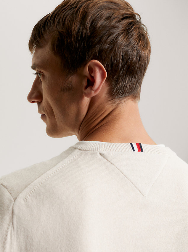 beige sweter o regularnym kroju z dekoltem w szpic dla mężczyźni - tommy hilfiger