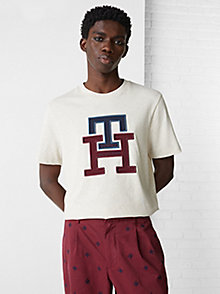 red th monogram appliqué organic cotton t-shirt for men tommy hilfiger