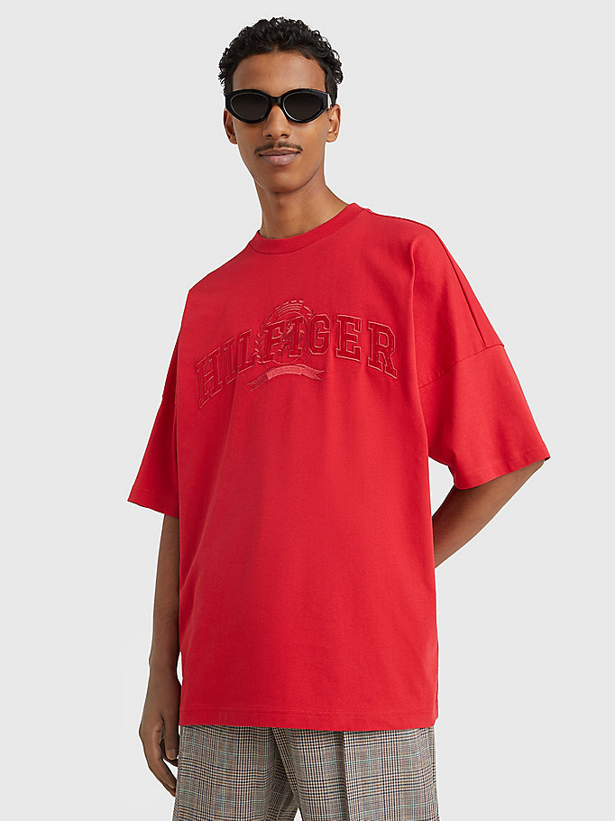 red crest organic cotton college t-shirt for men tommy hilfiger