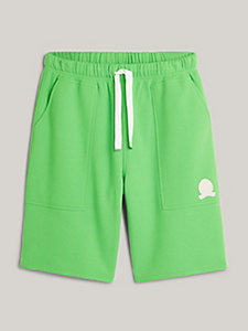 shorts sportivi in tessuto felpato con stemma verde da uomo tommy hilfiger