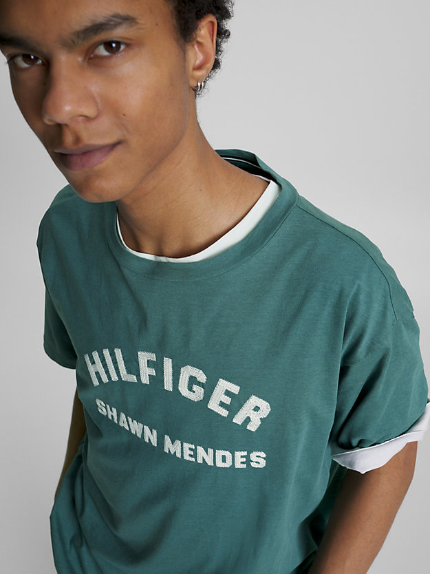 T-shirt coupe archives Tommy Hilfiger x Shawn Mendes FROSTED GREEN pour hommes TOMMY HILFIGER