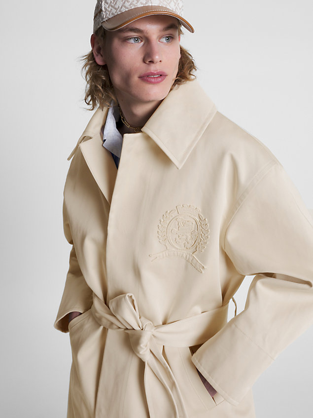 abrigo oversize con escudo beige de hombre tommy hilfiger
