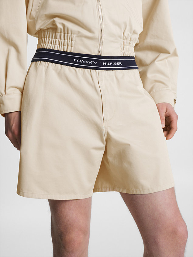 beige chino-shorts aus twill mit wappen für herren - tommy hilfiger