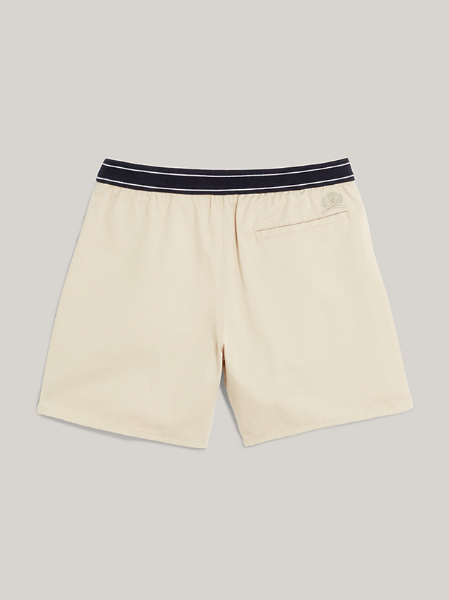beige chino-shorts aus twill mit wappen für herren - tommy hilfiger