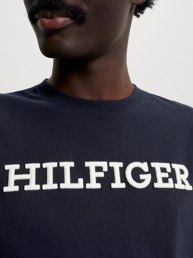 blue t-shirt o archiwalnym kroju z haftowanym logo dla mężczyźni - tommy hilfiger