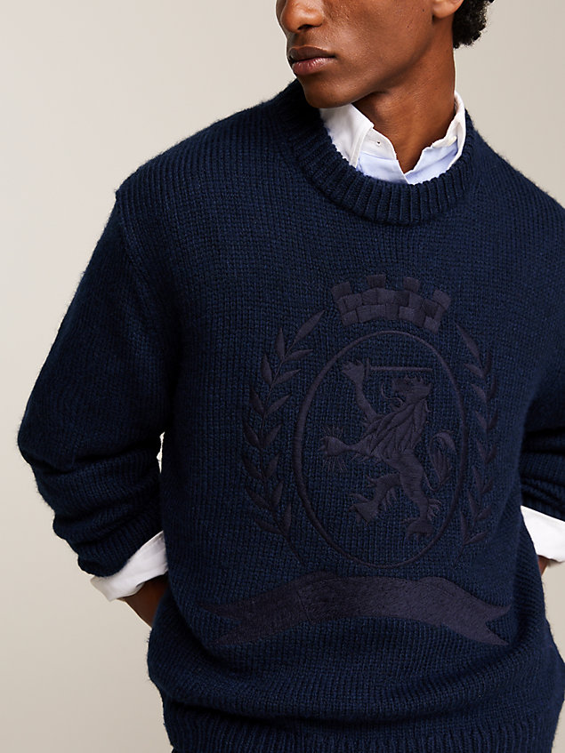 blue sweter o archiwalnym kroju z emblematem dla mężczyźni - tommy hilfiger