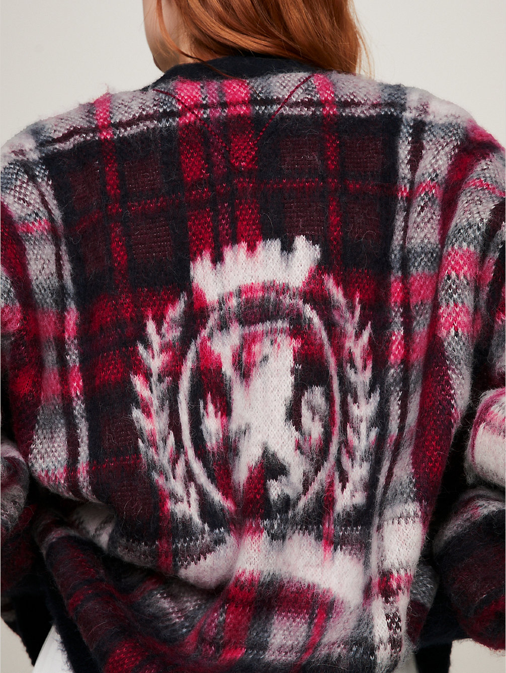 red luźny kardigan unisex w szkocką kratę z emblematem dla mężczyźni - tommy hilfiger