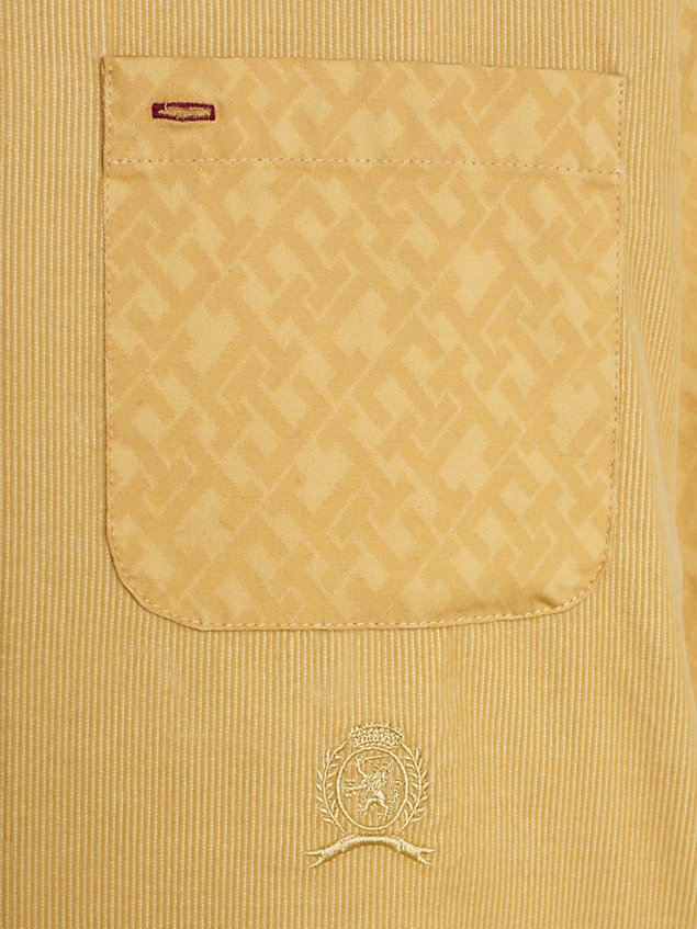 beige koszula chino o klasycznym kroju z emblematem dla mężczyźni - tommy hilfiger
