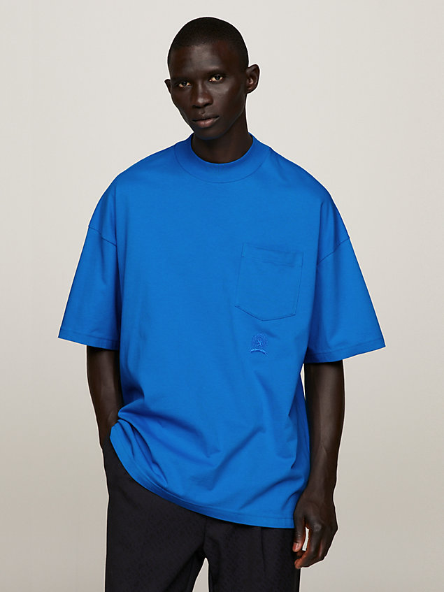 blue t-shirt oversize z półgolfem i emblematem dla mężczyźni - tommy hilfiger