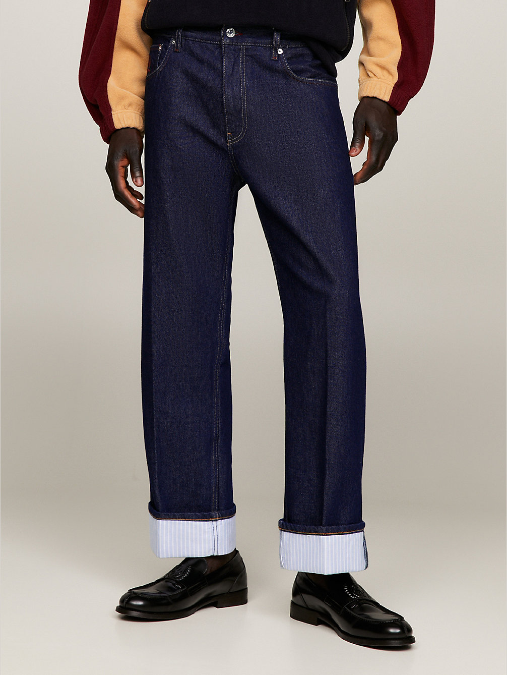 jeans regular fit con orli risvoltati e stemma purple da uomo tommy hilfiger