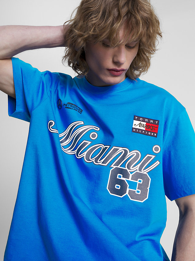 t-shirt tommy x mercedes-amg f1 x awake ny con logo sul retro blue da uomo tommy hilfiger