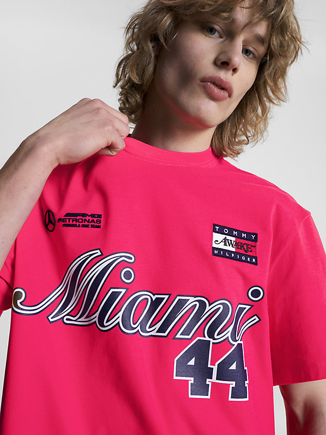 pink tommy x mercedes-amg f1 x awake ny t-shirt met logo voor heren - tommy hilfiger