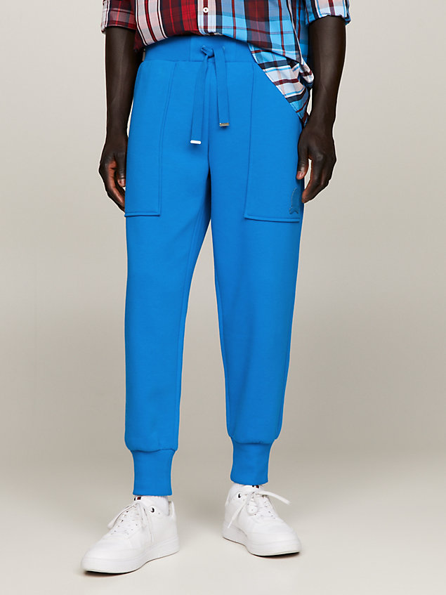 blue crest jogginghose mit bündchen und patch für herren - tommy hilfiger