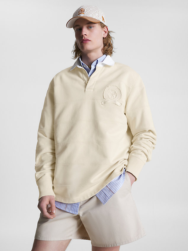 polo rugby relaxed fit a righe con stemma beige da uomo tommy hilfiger