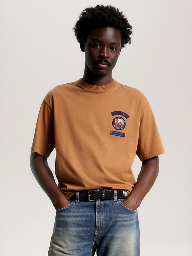 brown archive fit jersey-t-shirt mit multi-logo für herren - tommy hilfiger